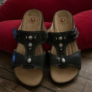 Unstructured Clarks brown leather sandals